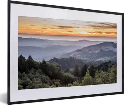Produktbild von MuchoWow® Gerahmtes Poster Berge - Sonne - Wald - Landschaft 60x40 cm - Poster mit Schwarzem Bilderrahmen Wandposter Rahmen Foto Bilder - Schlafzimmer - Plakat in Rahmen - Drucken