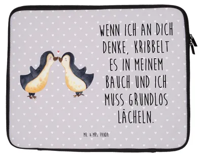 Produktbild von Mr. & Mrs. Panda Laptop Tasche Pinguine Kuss 20 x 28 cm - Grau Pastell - Geschenk, Valentinstag, Freundin, Hülle, Laptoptasche, für Partner, Hochzeitstag, Sleeve, Frauen