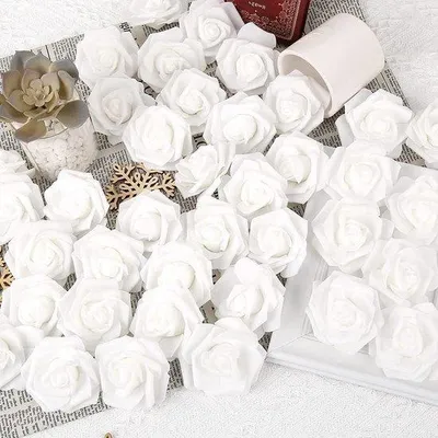 Obrázek produktu pro Unyqoos® 50 bílých pěnových růží – hlavičky růží z latexové pěny, průměr 7 cm, výška 3,5 cm, umělé růže vhodné pro svatební kytice, dekorace stolů, svatby a pro vlastní tvorbu