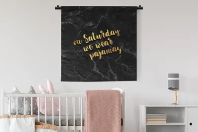 Produktbild von MuchoWow® Wandteppich Wandbehang Zitate - Pyjamas - Schwarz und Gold 90x90 cm Tapisserie Dekoration Wandtuch - Wandaufhänger