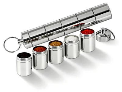 Produktbild von Gewürzstreuer Camping Set 5-in-1, Mini Salzstreuer für Unterwegs, Aluminiumlegierung Tragbare Gewürzdosen für Reisen Zuhause Outdoor Picknick Küche Kochen Steak BBQ, Camping Gewürze Zubehör