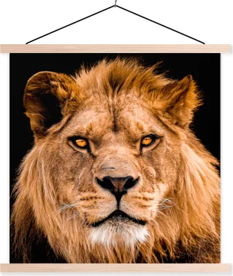 Produktbild von MuchoWow® Textilposter Löwe - Porträt - Schwarz 40x40 cm mit holzfarbenen Rahmen - Posterleiste