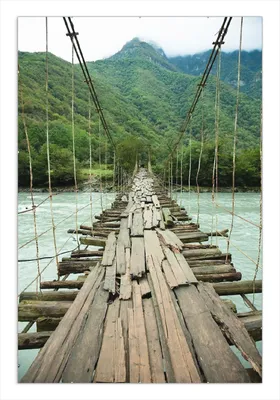 Produktbild von Wallario Wandbild Alte Hängebrücke über dem Fluss, Größe: 61 x 91,5 cm, Poster mit rahmenlosen Bildhalter
