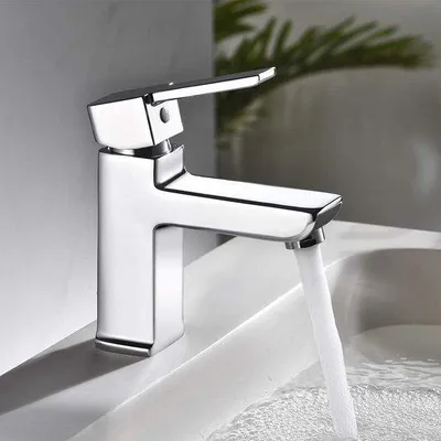 Image de Mitigeur de lavabo pour commerce de détail - Style moderne, chrome argenté - Salle de bains