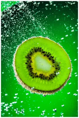 Produktbild von Wallario Wandbild aus Acryl, 90 x 60 cm, freischwebende Optik - Grüne Kiwi-Scheibe im Wasser