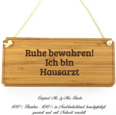 Produktbild von Mr. & Mrs. Panda Werbeschild Hausarzt - Geschenk, Holz Wegweiser, Türschild, Abschluss, Berufsausbildung, Landhaus, Schild, wandtafel, Holzschild, Geschenkidee, Shabby