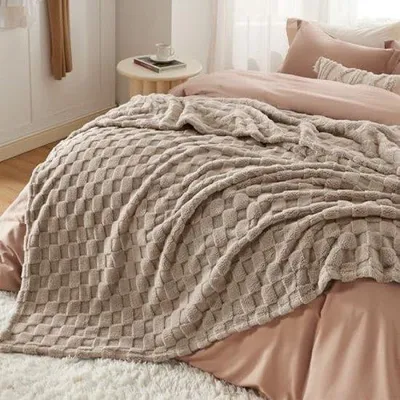 Produktbild von Famanu Fleecedecke XXL - Rautenmuster, weich und warm, 240 x 220 cm