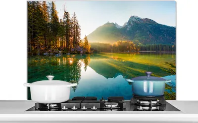Obrázok produktu pre KitchenYeah® Kuchynský splashback - kuchynský splashback - ochrana steny sporáka a drezu - jazero - les - hory - príroda - slnko - krajina 100x65 - hliníkový dibond (alternatíva k sklenenému splashbacku) - heatb