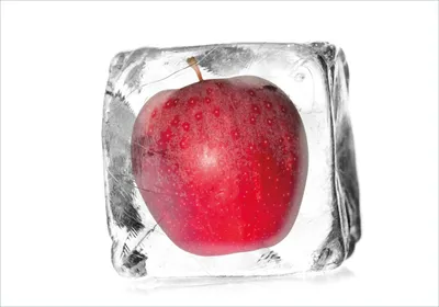 Produktbild von Wallario Poster - Roter Apfel in Eiswürfel - Eiskaltes Obst, Kunstdruck Größe: 70 x 100 cm