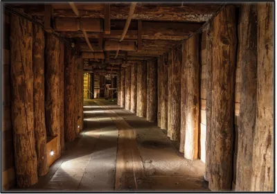 Produktbild von Wallario Wandbild Alter Tunnel in einer Salzmine in Polen, Größe: 70,30 x 100,30 cm, Poster mit schwarzem Aluminiumrahmen