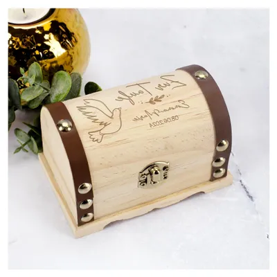 Produktbild von Personalisierte Schatztruhe als Geschenk zur Taufe, geeignete Verpackung für Geldgeschenke (Taube, M)
