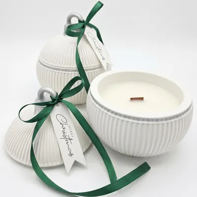 Produktbild von Weihnachtskugel-Kerze Elegance Weiß-Silber mit Holzdocht KP41664, KI-generiertes Bild
