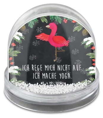 Produktbild von Mr. & Mrs. Panda Schneekugel Weihnachten Flamingo Yoga - Kreidetafel - Geschenk, Meditieren, Namaste, Weihnachts, Vogel, Winter-Schneekugel, Tiefenentspannung, Yogi