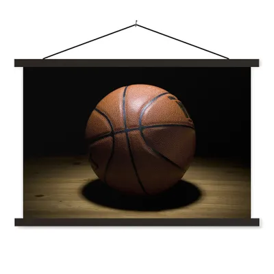 Produktbild von MuchoWow® Textilposter Ein Basketball im Scheinwerferlicht in einer Halle 90x60 cm mit schwarzem Rahmen - Aufhängungssatz