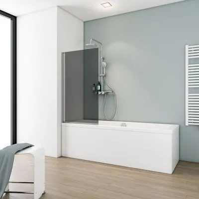 1-teiliger Badewannenaufsatz mit grau getöntem Glas und alufarbigem Profil auf Badewanne im Bad