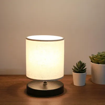 Produktbild von Opviq, Hochwertige Tischlampe aus 100% Metall, Holzfuß, Cremefarben, 22 cm hoch, 16 x 15 cm Schirm, 150 cm Kabel, E14 Fassung, Max 40 W | Elegantes Design für jeden Raum.
