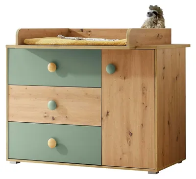Produktbild von Wickelkommode >Birta< Artisan Eiche Nachbildung / Salbei, Wickelkommode mit Wickelaufsatz, 3 Schubladen & 1 Tür – 120x99,3x77,6 cm, Dekorfolie, zerlegt – viel Stauraum & modernes Design fürs Babyzimmer
