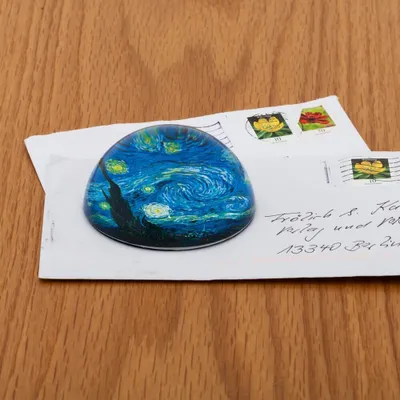Produktbild von Briefbeschwerer mit Van Gogh-Motiv „Sternennacht“ aus gewölbtem Glas