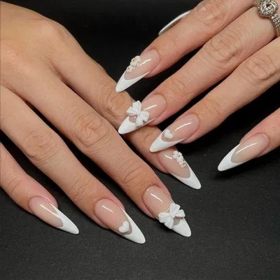 Productafbeelding van 24 grotere kunstnagels voor dames, met drukkleuren en hartmotieven - ideaal voor jonge vrouwen
