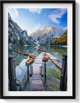 Produktbild von Boote auf einem Bergsee– Wandbild mit Rahmen – Gerahmtes Bild  – Wanddekoration – 60x80 cm –  Schwarz Rahmen