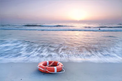 Produktbild von Wallario Premium Vliestapete Fototapete Rettungsring am Strand bei Sonnenuntergang in der Größe 400 x 267 cm, extra dick, wird in 5 Teilen geliefert