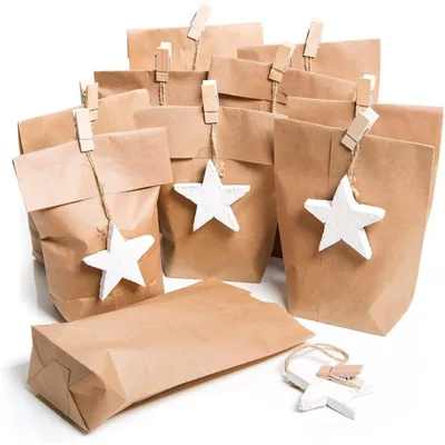 Produktbild von Logbuch-Verlag 10 Geschenktüten kleine braune Papiertüten 14 x 22 x 5,6 cm + 10 Holz Herzen weiß + 10 Holzklammern Gastgeschenk Verpackung Hochzeit WeihnachtenSterne