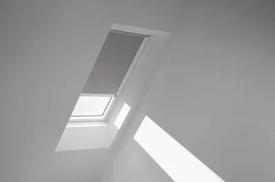 Produktbild von VELUX Verdunkelungsrollo uni grau mit weißem Rahmen solarFSCDSL S06 0705KWL