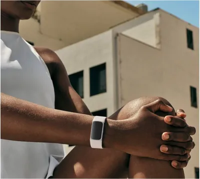Produktbild von Fitbit Charge 6 porcelain band/silver