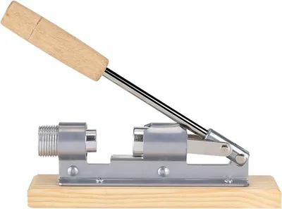 Obrázek produktu pro Louskáček na ořechy (dřevo a kov) - Nástroj na otevírání ořechů - Louskáček - Robustní kovová konstrukce - Maximální průměr 45 mm - Hnědá barva, stříbrné prvky
