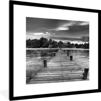 Produktbild von MuchoWow® MuchoWow® Gerahmtes Poster Klares Wasser mit Promenade mit Blick auf die Isla Mujeres - Schwarz und weiß 40x40 cm - Poster mit zchwarzem Bilderrahmen - Poster - Plakat im Rahmen