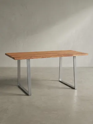 Moderner Computertisch aus Akazie Massivholz mit markanten Metallbeinen, gezeigt in einer Dreiviertelansicht vor weißem Hintergrund._#sku_BARKWL7.270#