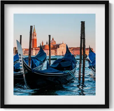 Produktbild von Venezianische Gondeln auf dem Wasser Italien– Wandbild mit Rahmen – Gerahmtes Bild  – Wanddekoration – 50x50 cm –  Schwarz Rahmen