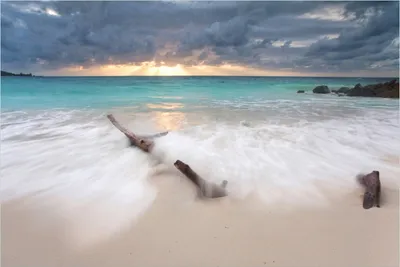 Produktbild von Wallario Poster - Wellen am Strand bei Sonnenuntergang, Kunstdruck Größe: 61 x 91,50 cm