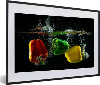 Produktbild von MuchoWow® Gerahmtes Poster Paprika - Gemüse - Wasser - Schwarz - Rot - Grün - Gelb 60x40 cm - Poster mit Schwarzem Bilderrahmen Wandposter Rahmen Foto Bilder - Schlafzimmer - Plakat in Rahmen - Drucken
