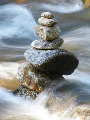 Zdjęcie produktu dla Obraz z nadrukiem kamieni - Rock In The Surf, Zen (80 x 60 cm)