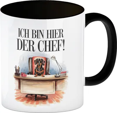 Produktbild von Ich bin hier der Chef Kaffeebecher in schwarz Dackel auf Bürostuhl