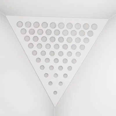 Obrázek produktu pro Balení po 2 kusech – basová past do rohů stropu „Triangle-F“ | Akustická pěna ve tvaru pyramidy s laminovanou deskou z HDF a potahem [ROUNDS – bílá|bílá]