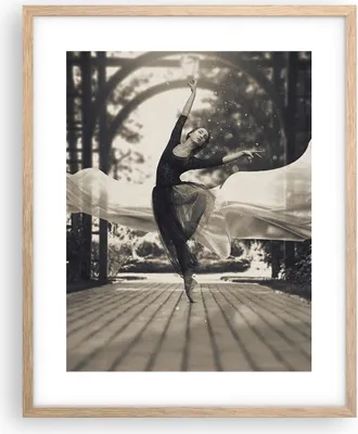 Produktbild von Gerahmtes Poster - Rahmen in heller Eiche - Ballerina Tanz Luft - 40x50 cm - Wand Bild - Wanddeko - Wandbilder - Kunstposter - Wandposter - Bilderrahmen - Bilder - Kunstdruck - P2NPA40x50-4945