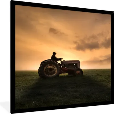 Produktbild von MuchoWow® Gerahmtes Poster Traktor - Landwirt - Nebel 40x40 cm - Poster mit Schwarzem Bilderrahmen Wandposter Rahmen Foto Bilder - Mit Rahmen - Wanddekoration Schlafzimmer