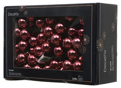 Eine schwarze Produktverpackung von Decoris mit Sichtfenster, gefüllt mit 144 glänzenden, altrosafarbenen Glaskugeln am Draht mit einem Durchmesser von 2 cm