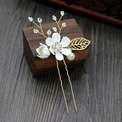 Produktbild von 4-teiliges Haarkamm-Set für die Hochzeit mit Strasssteinen - Haarkamm für Braut und Brautjungfer - Weiße Blumen - Haaraccessoires für die Hochzeit