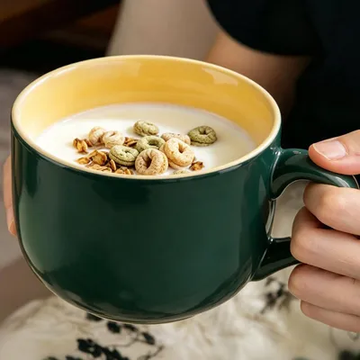Immagine prodotto di Tazza in Vetroceramica grande, capacità 600 ml, verde, con cucchiaino e sottobicchiere. Adatta al lavaggio in lavastoviglie e all'uso nel microonde