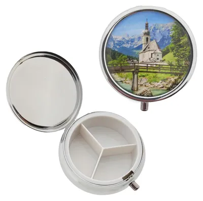 Produktbild von Metall Pillendose mit Bergmotiv - Praktische Tablettenbox für Reisen & Alltag - 3 Fächer Farbig 1 Stück