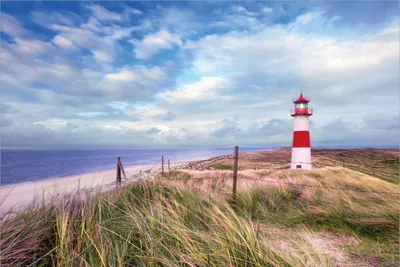 Produktbild von Wallario Premium Vliestapete Fototapete Leuchtturm am Strand von Sylt in der Größe 400 x 267 cm, extra dick, wird in 5 Teilen geliefert