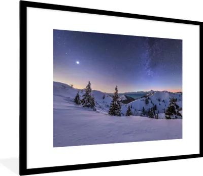 Produktbild von MuchoWow® Gerahmtes Poster Winter - Schnee - Nacht - Bäume 80x60 cm - Poster mit Schwarzem Bilderrahmen Wandposter Rahmen Foto Bilder - Schlafzimmer-Dekorationen - Fotoposter