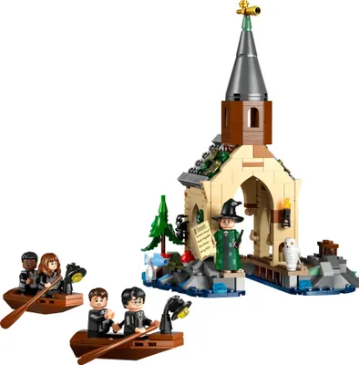 Produktbild von LEGO Harry Potter Bootshaus von Schloss Hogwarts Spielzeug-Modell für Kinder, beinhaltet 2 baubare Boote und 5 Mini-Figuren, Geschenk für Mädchen, Jungs und alle Fans ab 8 Jahren 76426