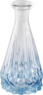 Kleine blaue Glasvase mit Rillenstruktur, leer, vor weißem Hintergrund.
