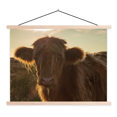 Produktbild von MuchoWow® Textilposter Schottischer Highlander - Sonnenuntergang - Gras 60x45 cm mit holzfarbenen Rahmen - Bild
