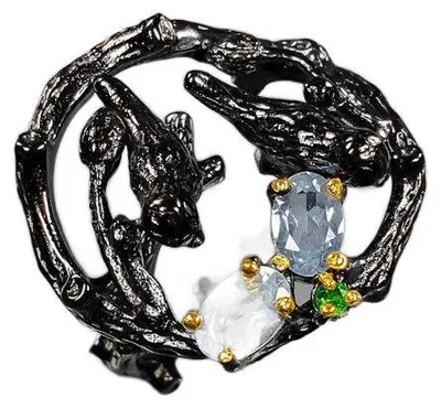 Produktbild von Ring aus Natur-Diopsid, Saphiren und 15 Topasen