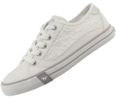 Auf dem Bild ist ein weißer Freizeitschuh von der Seite zu sehen. Der Schuh hat ein sportliches Design mit einer klaren Linienführung und einer flachen Sohle.
